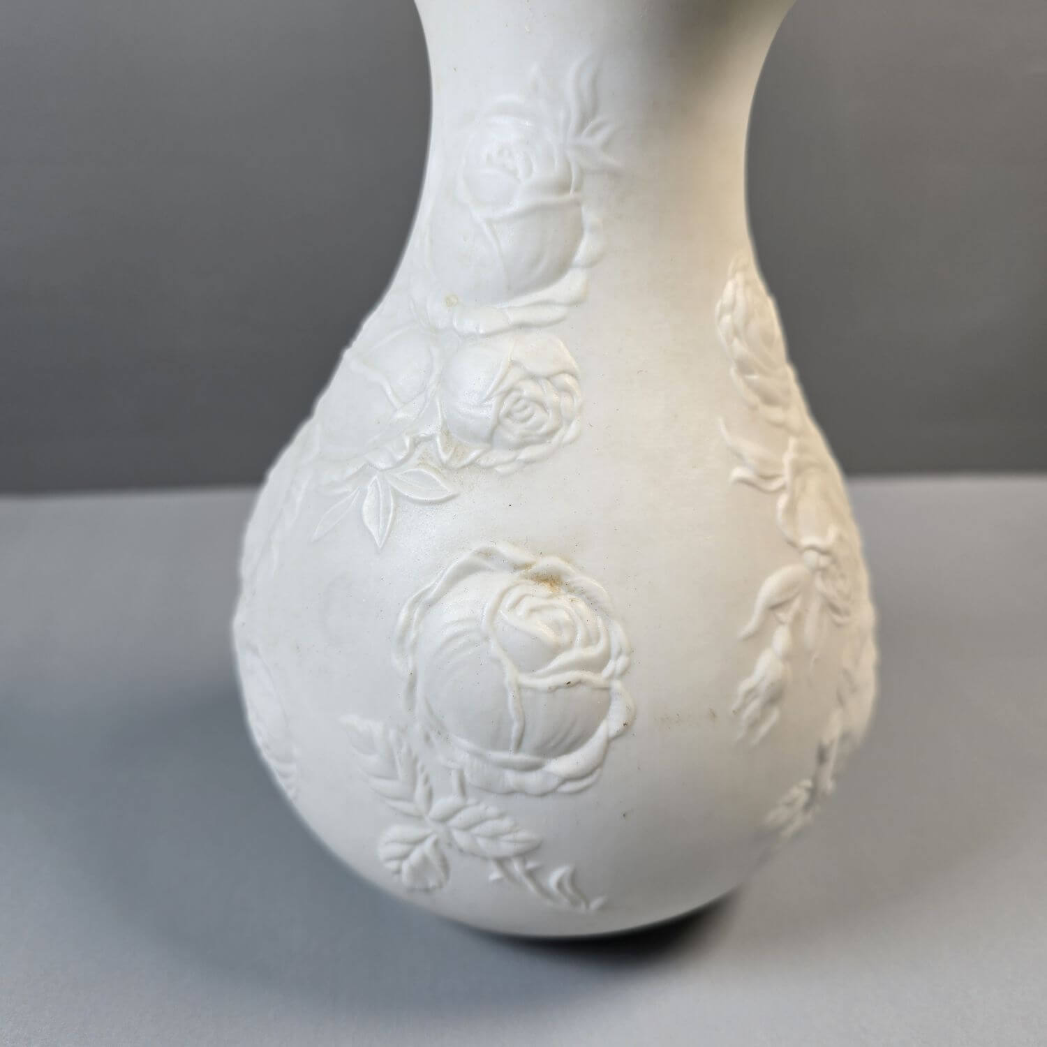 Biskuit Porzellan Vase - AK Kaiser - bauchige Blumenvase mit Rosenmotiv