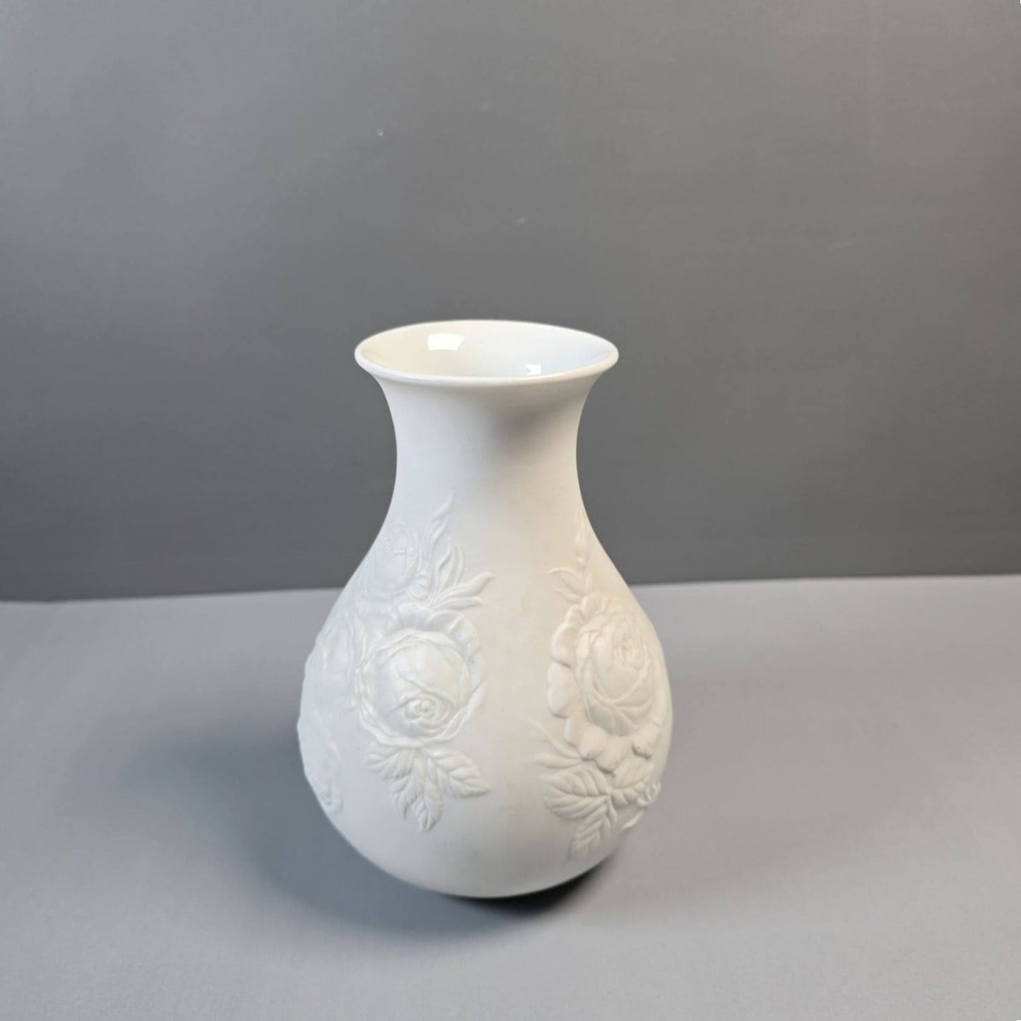 Biskuit Porzellan Vase - AK Kaiser - bauchige Blumenvase mit Rosenmotiv