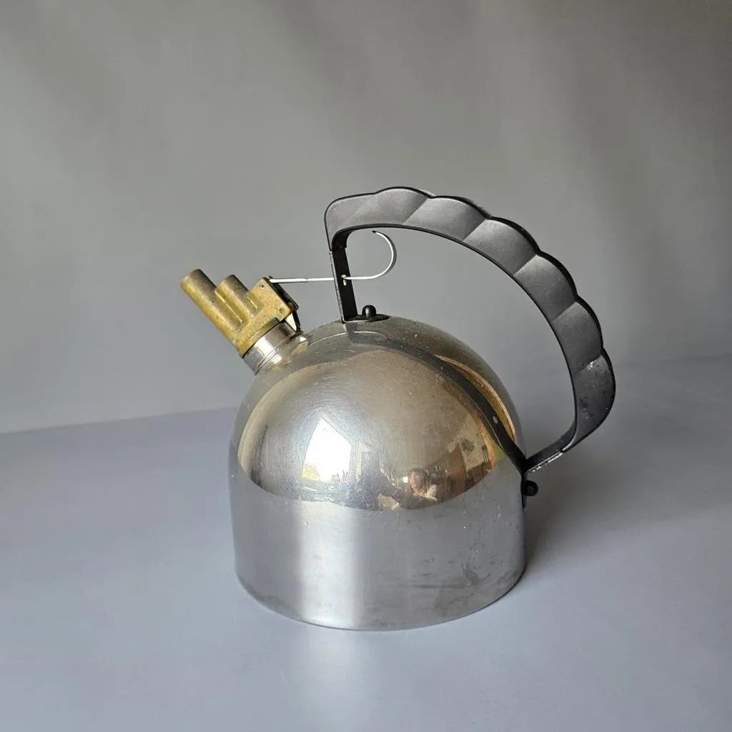 Alessi Wasserkessel 9091 mit melodischer Messingpfeife - Design Richard Sapper