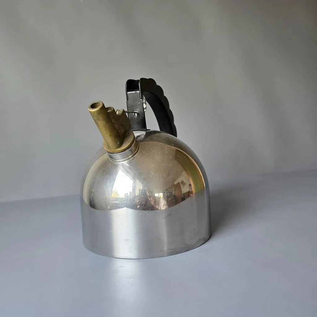 Alessi Wasserkessel 9091 mit melodischer Messingpfeife - Design Richard Sapper