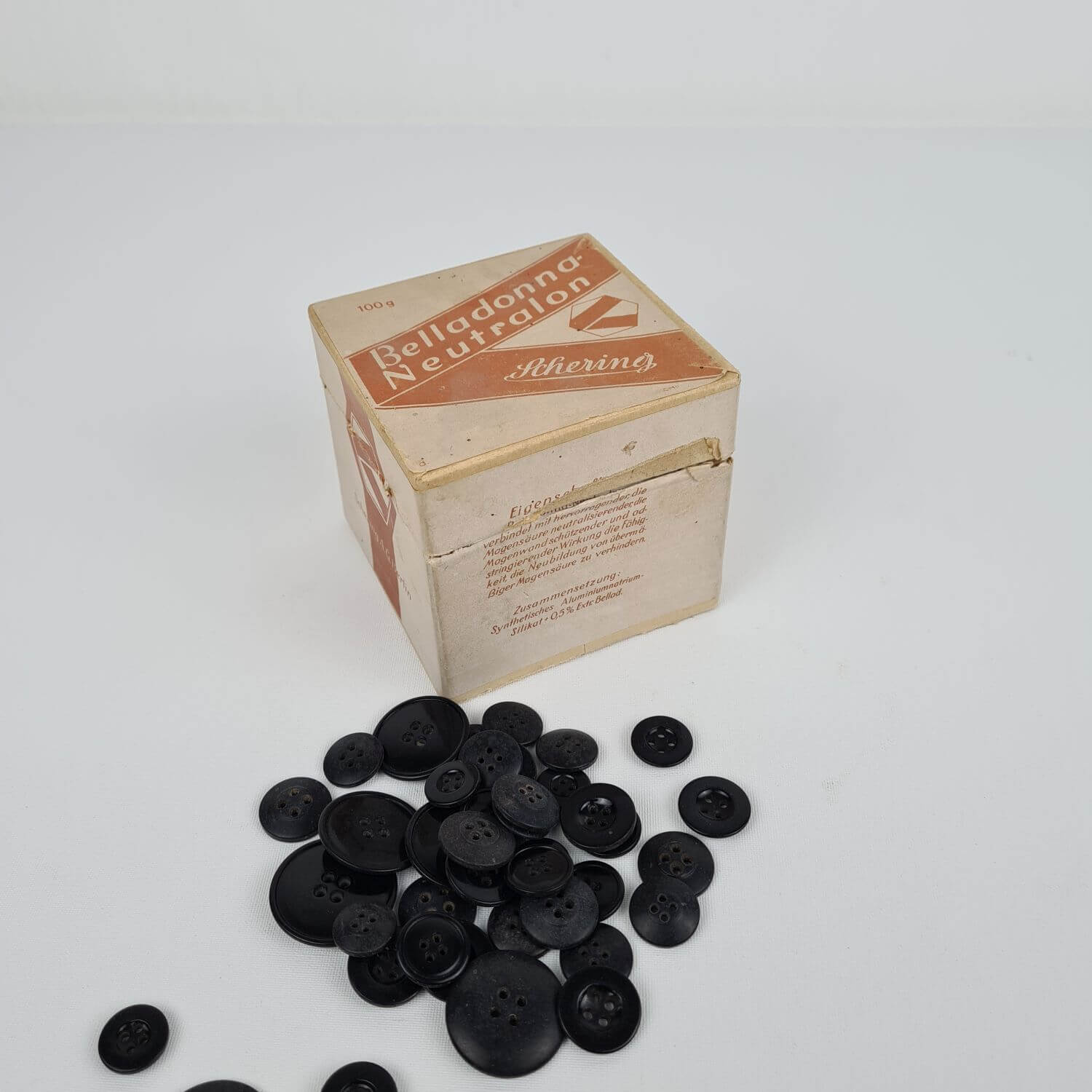 Alte schwarze Knöpfe für Arbeitskleidung