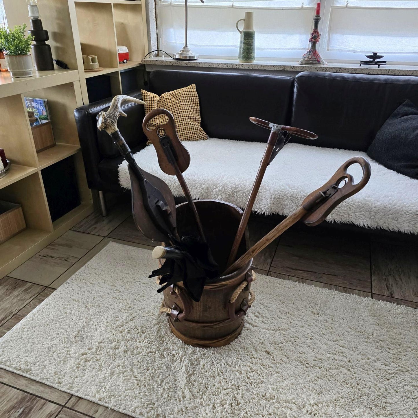 Vintage Holzfass als dekorative Aufbewahrung