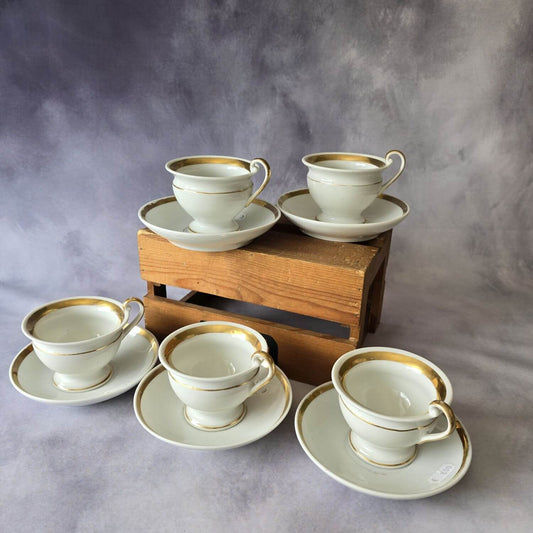 Set aus fünf antiken Tassen mit Untertellern in Biedermeier Art