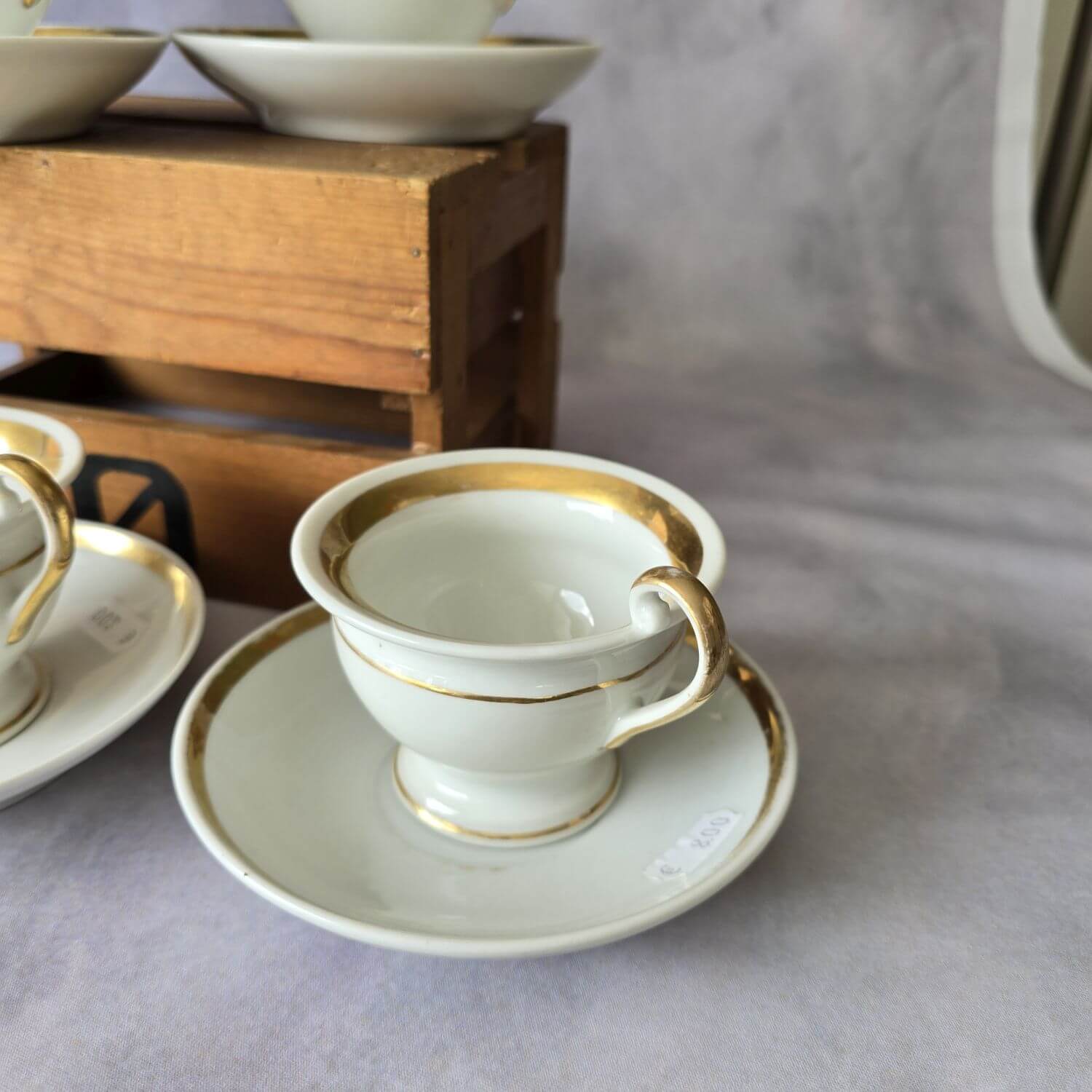 Set aus fünf antiken Tassen mit Untertellern in Biedermeier Art