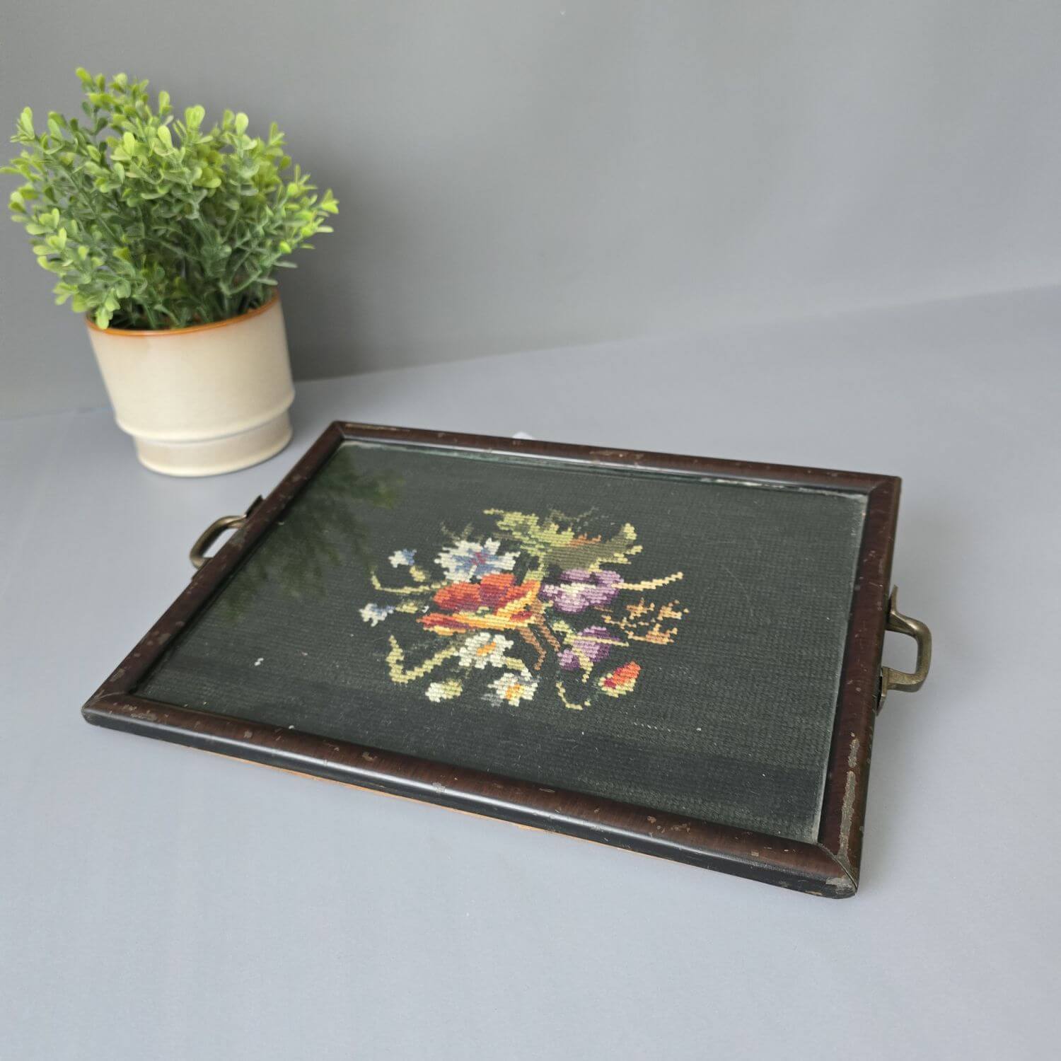 Antikes Tablett mit Gobelin Stickerei, 1920er
