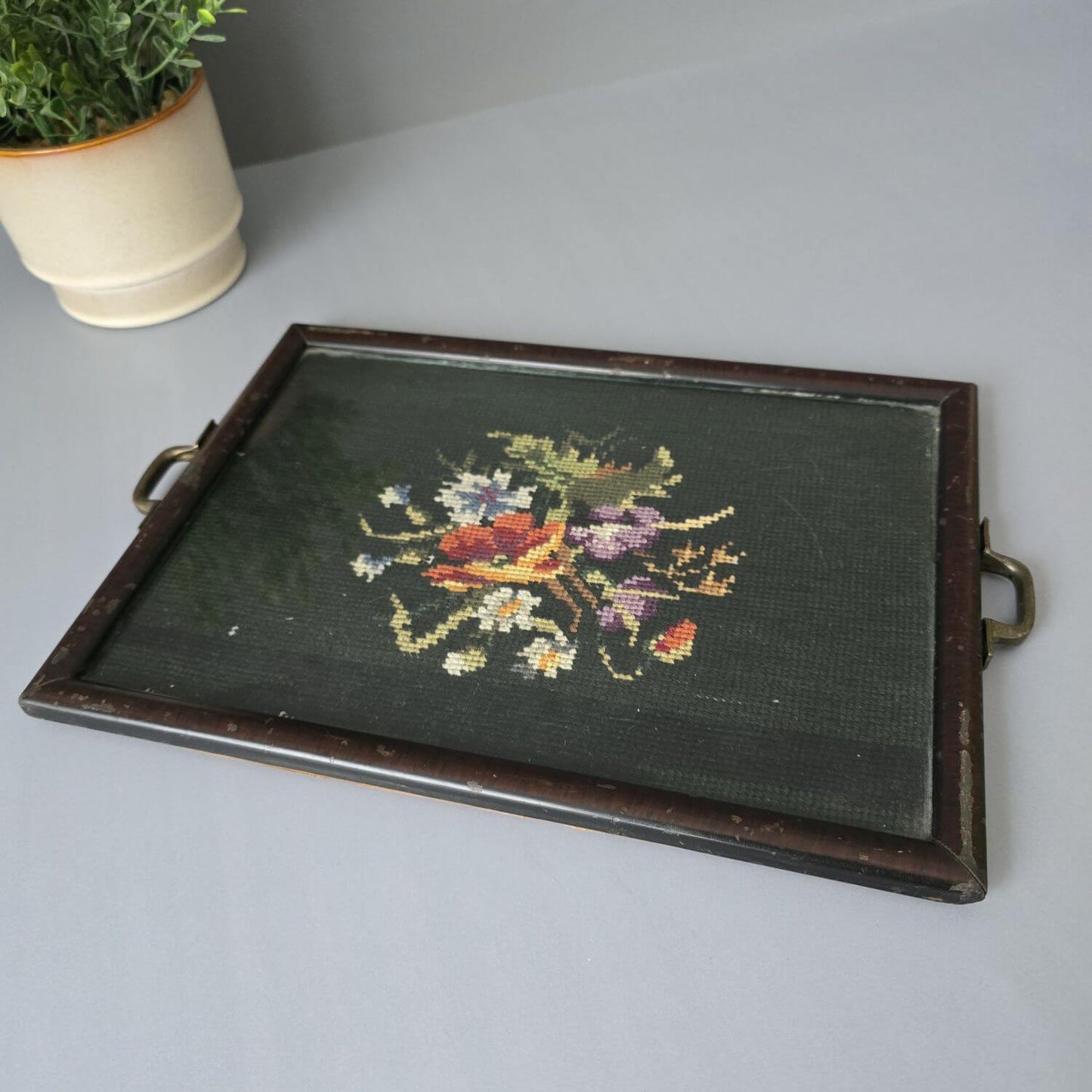 Antikes Tablett mit Gobelin Stickerei, 1920er