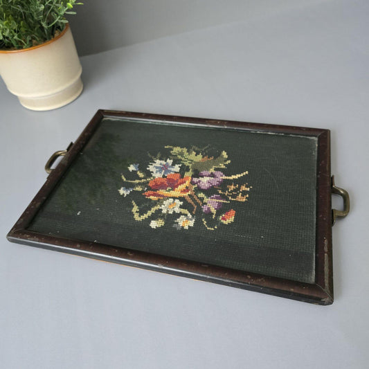Antikes Tablett mit Gobelin Stickerei, 1920er