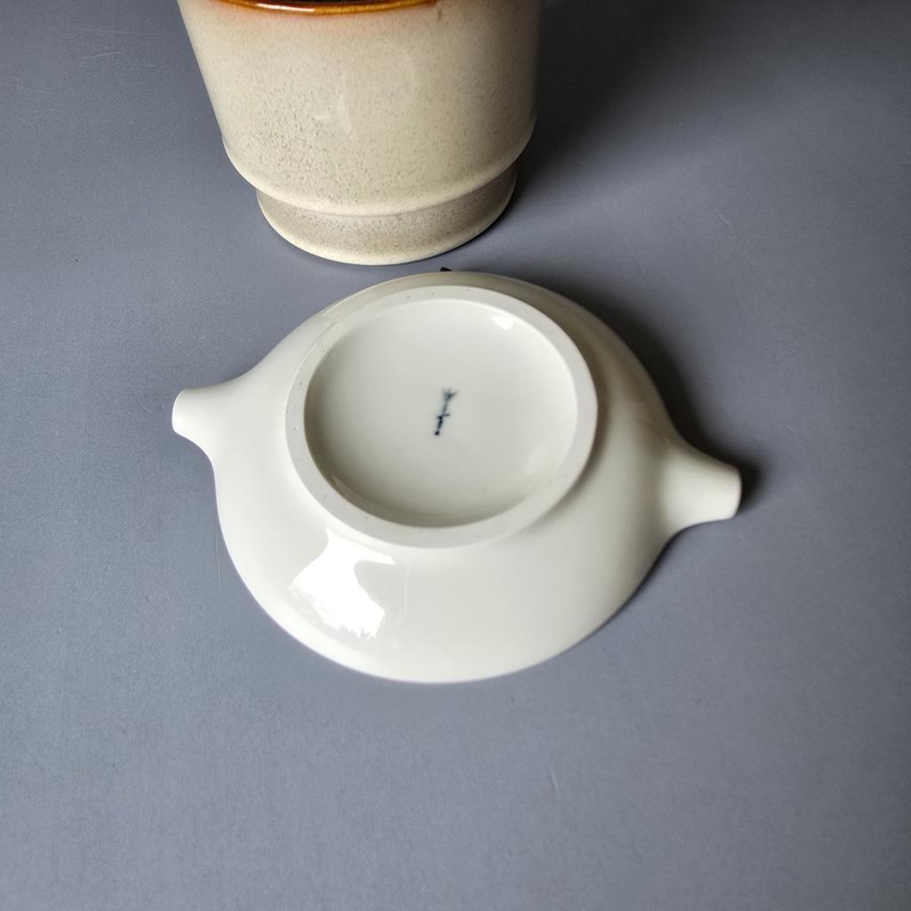 Weißer Porzellan Aschenbecher, Arkadia-Serie von KPM Berlin.
Unterseite mit blauer Zeptermarke