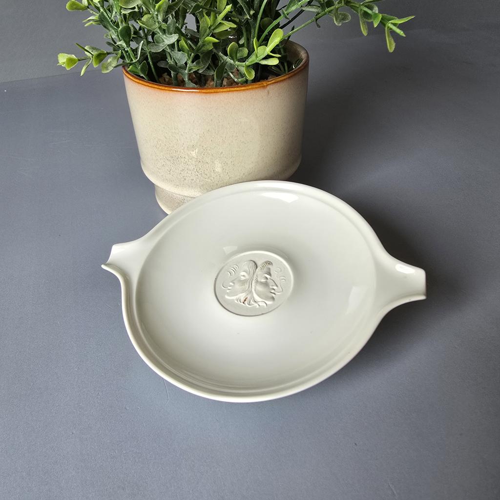 Weißer Porzellan Aschenbecher, Arkadia-Serie von KPM Berlin.
Mittig mit Relief, zu sehen sind zwei Masken