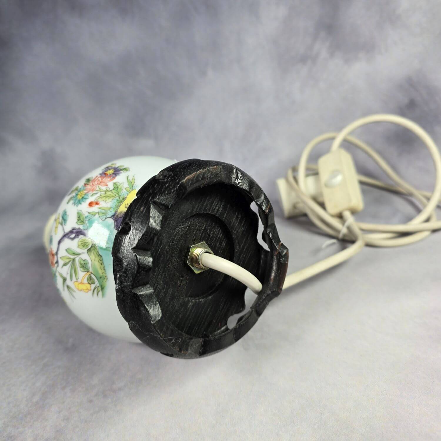 Kleine alte asiatische Tischlampe
