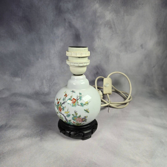 Kleine alte asiatische Tischlampe