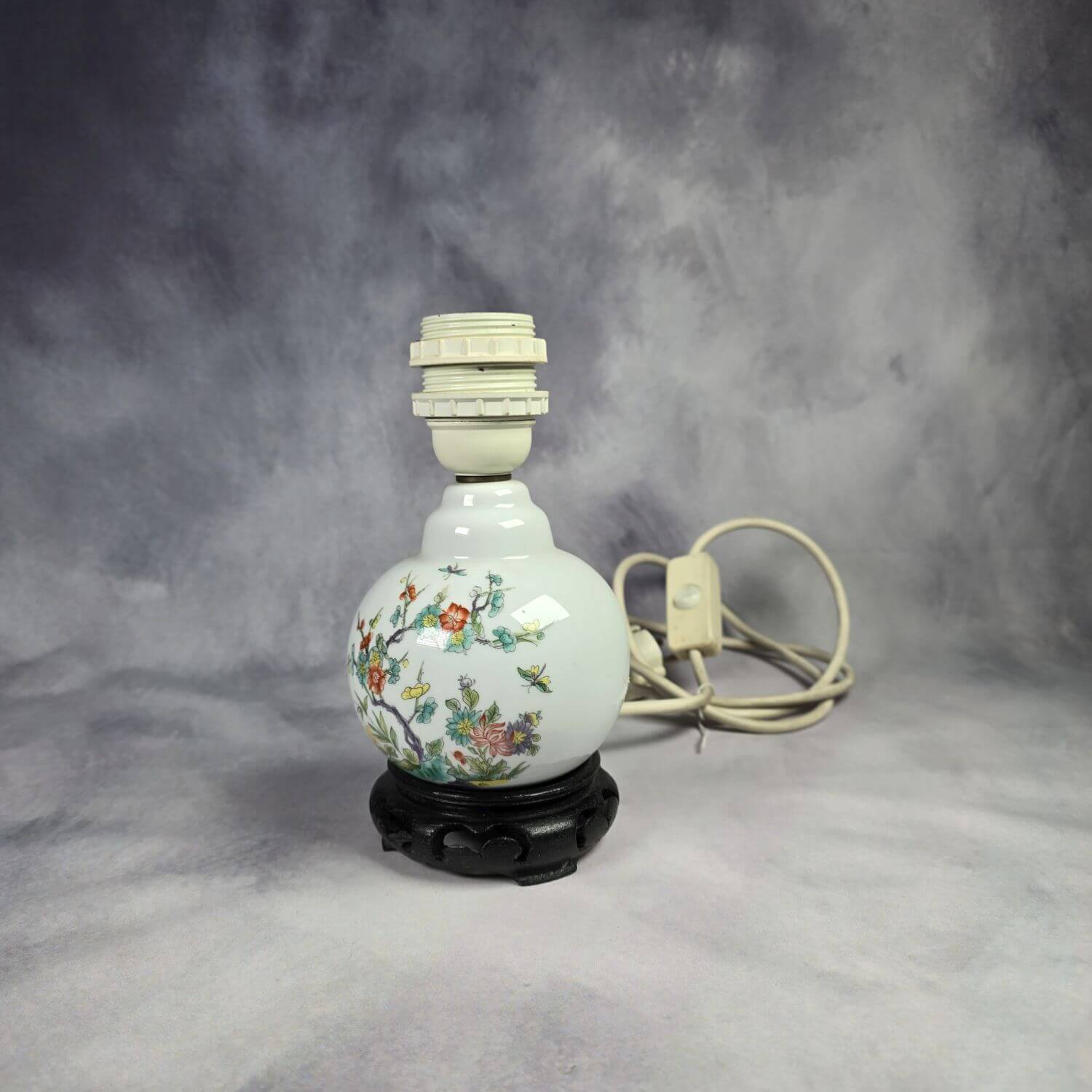 Kleine alte asiatische Tischlampe