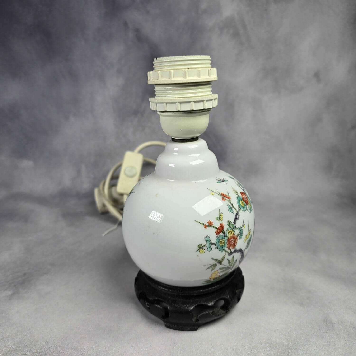 Kleine alte asiatische Tischlampe