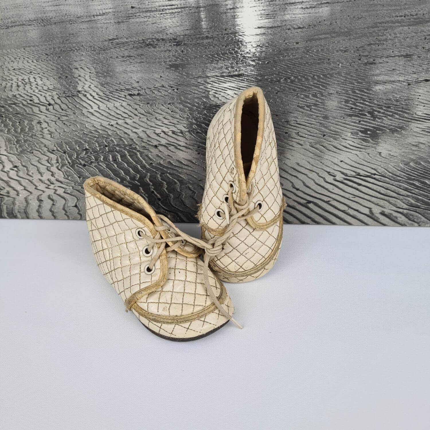 Babyschuhe aus den 50er Jahren - Oldtimer Spiegeldekoration
