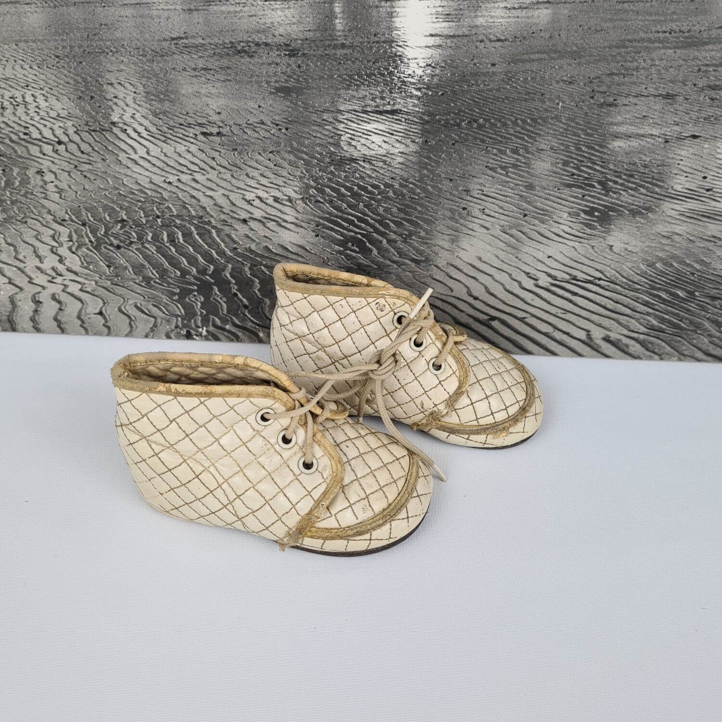 Babyschuhe aus den 50er Jahren - Oldtimer Spiegeldekoration