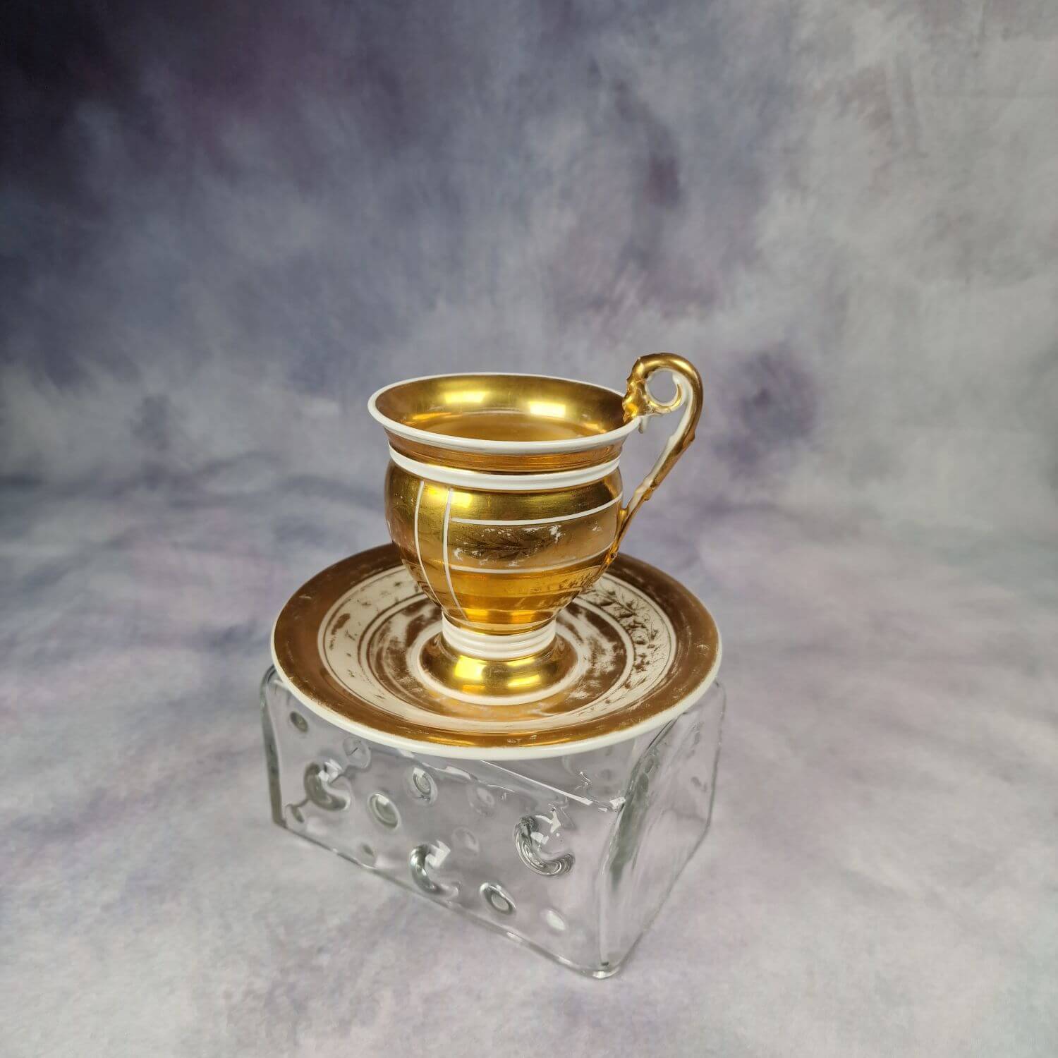 Biedermeier Tasse mit Golddekor