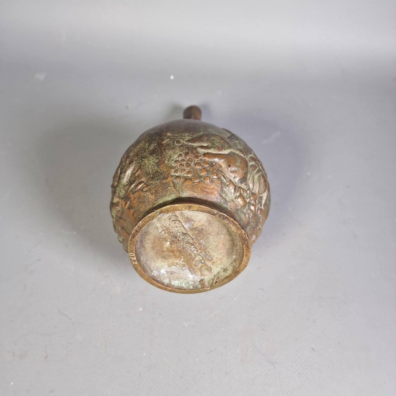 Replika einer chinesische Bronze Vase mit Relief