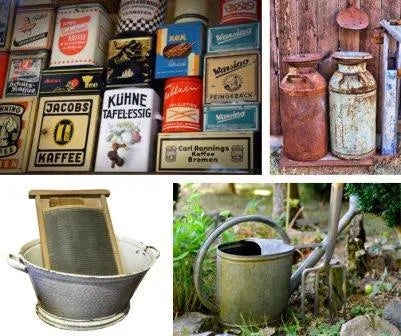 Collage aus alten Blechdose, Waschbrett, Milchkannen und Gießkannen