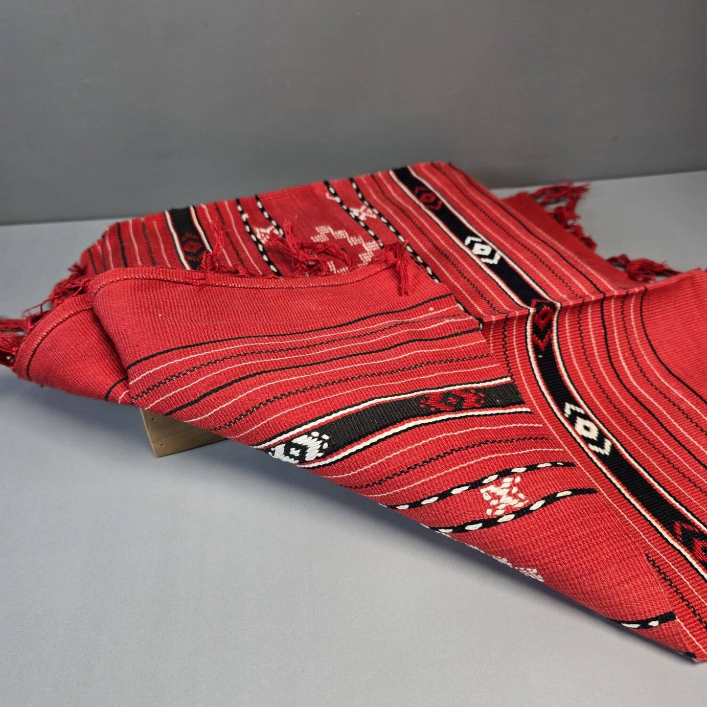 70er Jahre Boho Zierdecke - rot mit s/w Ethno Muster