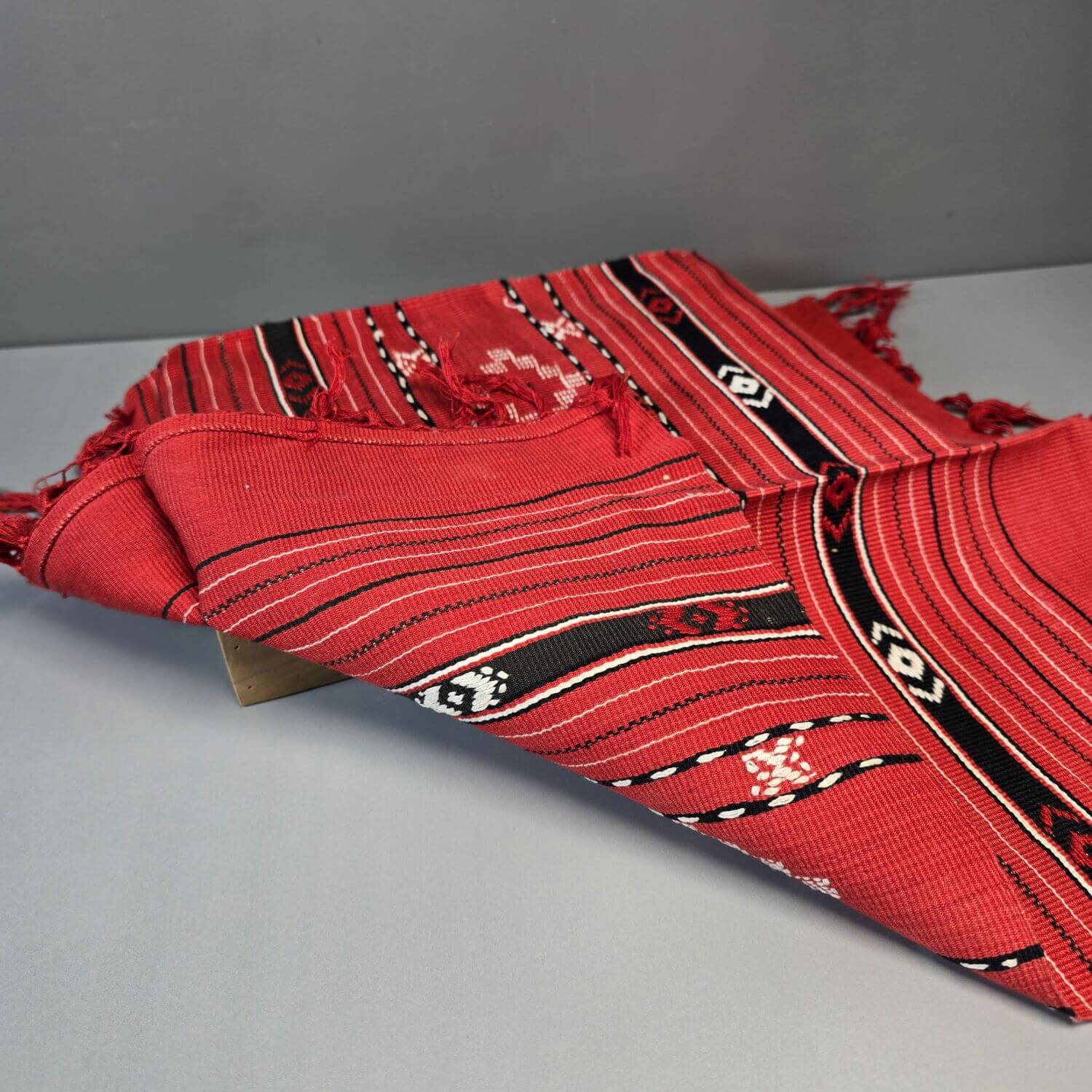 70er Jahre Boho Zierdecke - rot mit s/w Ethno Muster