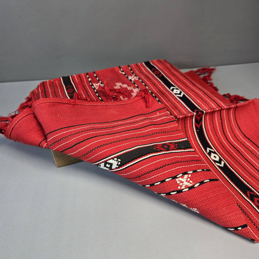 70er Jahre Boho Zierdecke - rot mit s/w Ethno Muster