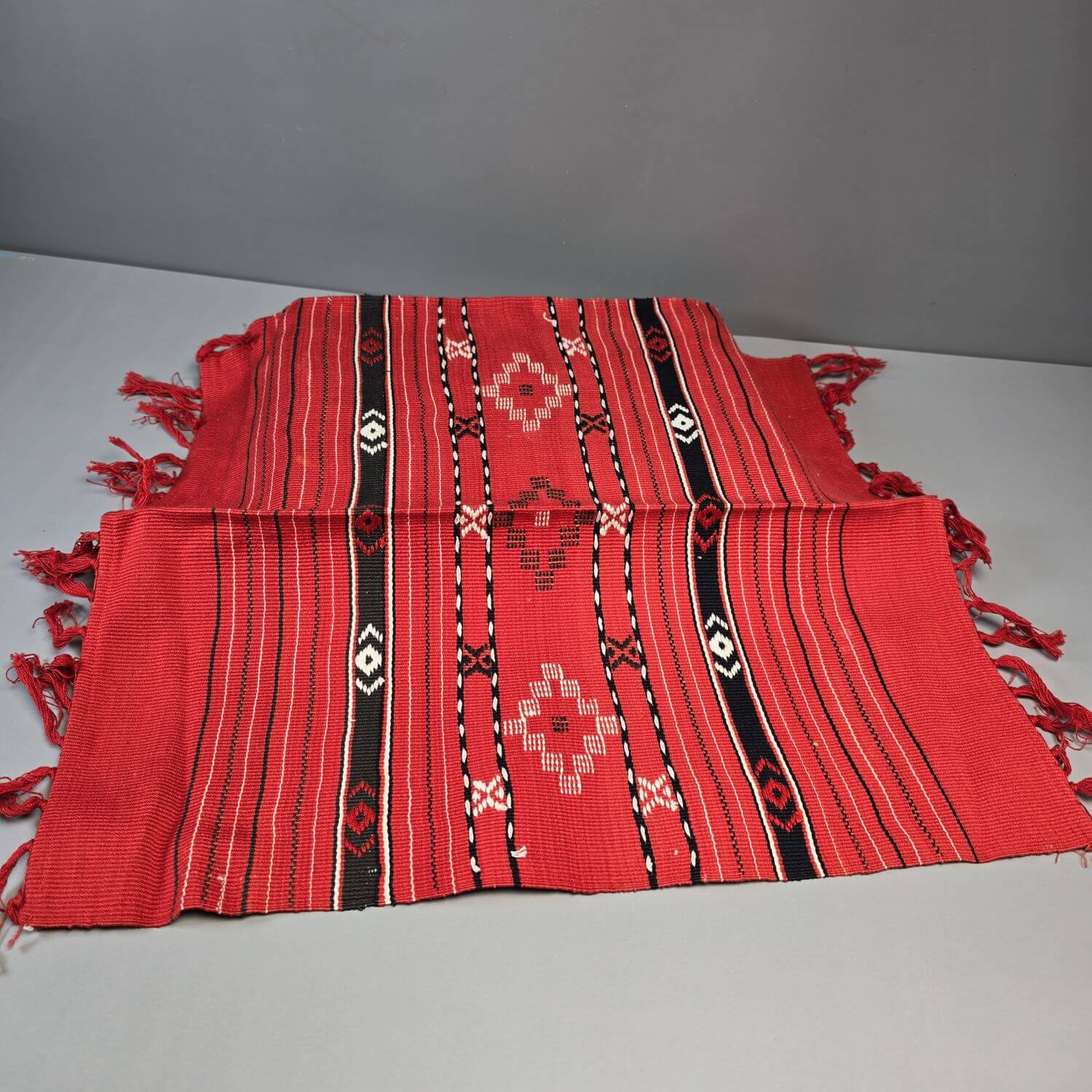 70er Jahre Boho Zierdecke - rot mit s/w Ethno Muster