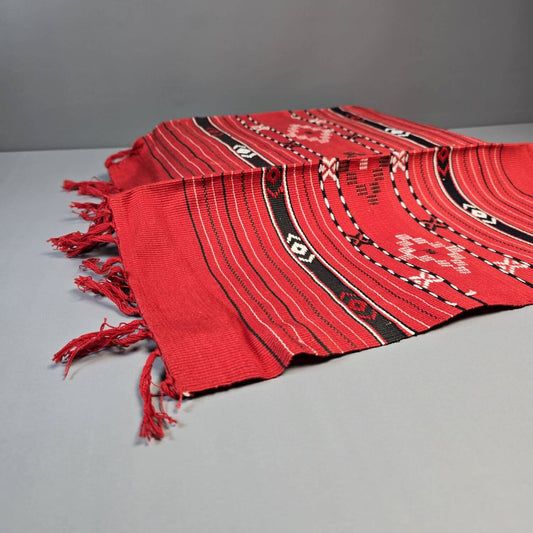 70er Jahre Boho Zierdecke - rot mit s/w Ethno Muster