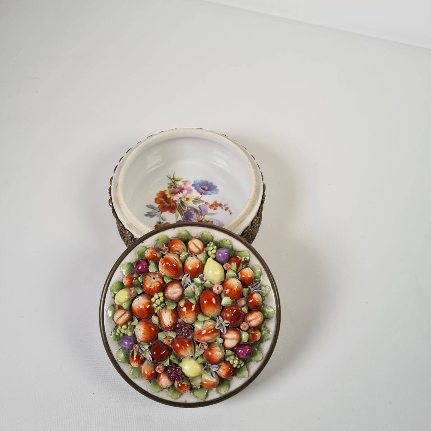 Antike Porzellan Deckeldose mit plastischen Früchten und Akanthus Montur