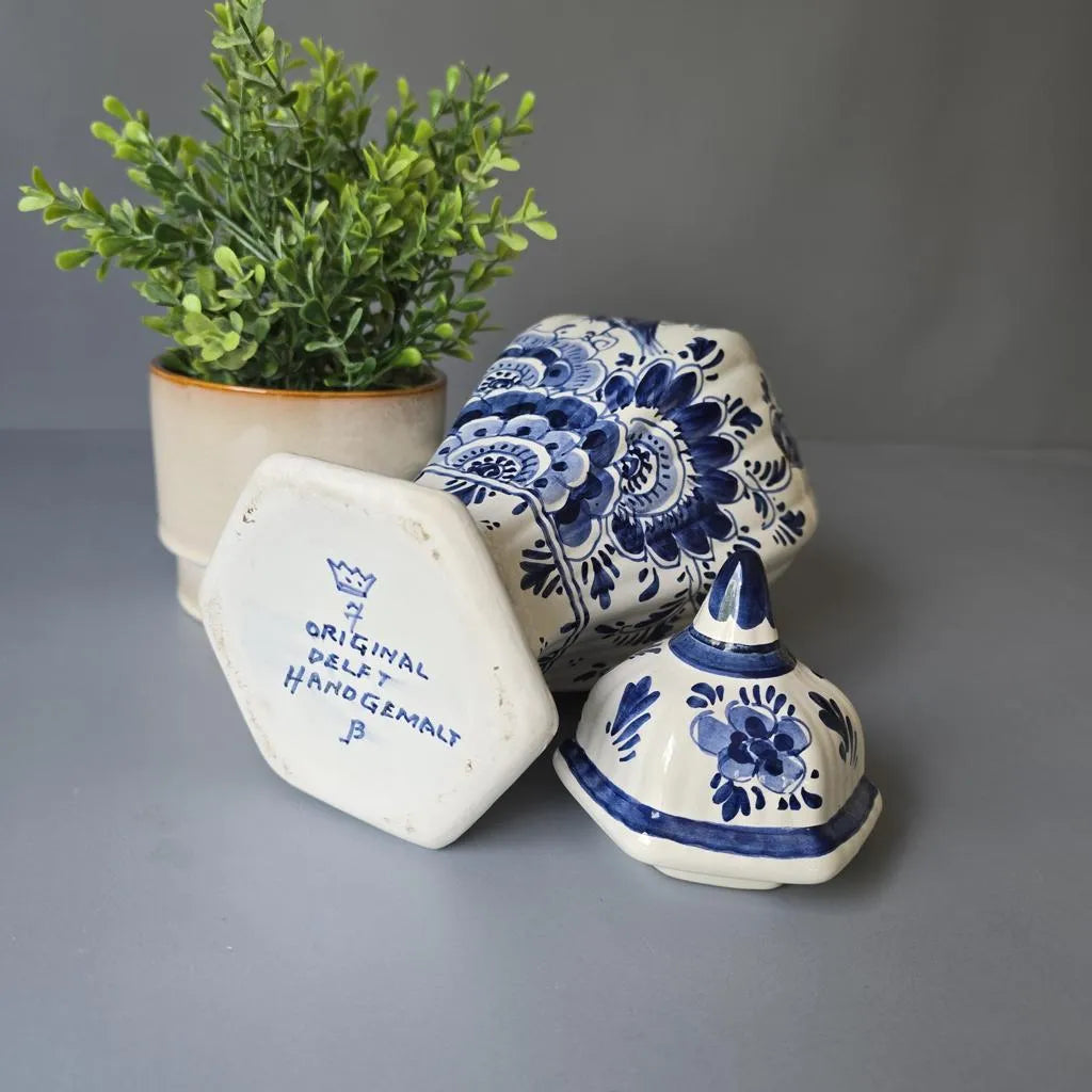 Delfter Porzellan- Deckelvase - Hohe Vase - handbemalt