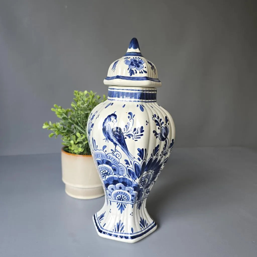 Delfter Porzellan- Deckelvase - Hohe Vase - handbemalt