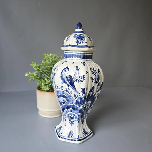 Delfter Porzellan- Deckelvase - Hohe Vase - handbemalt