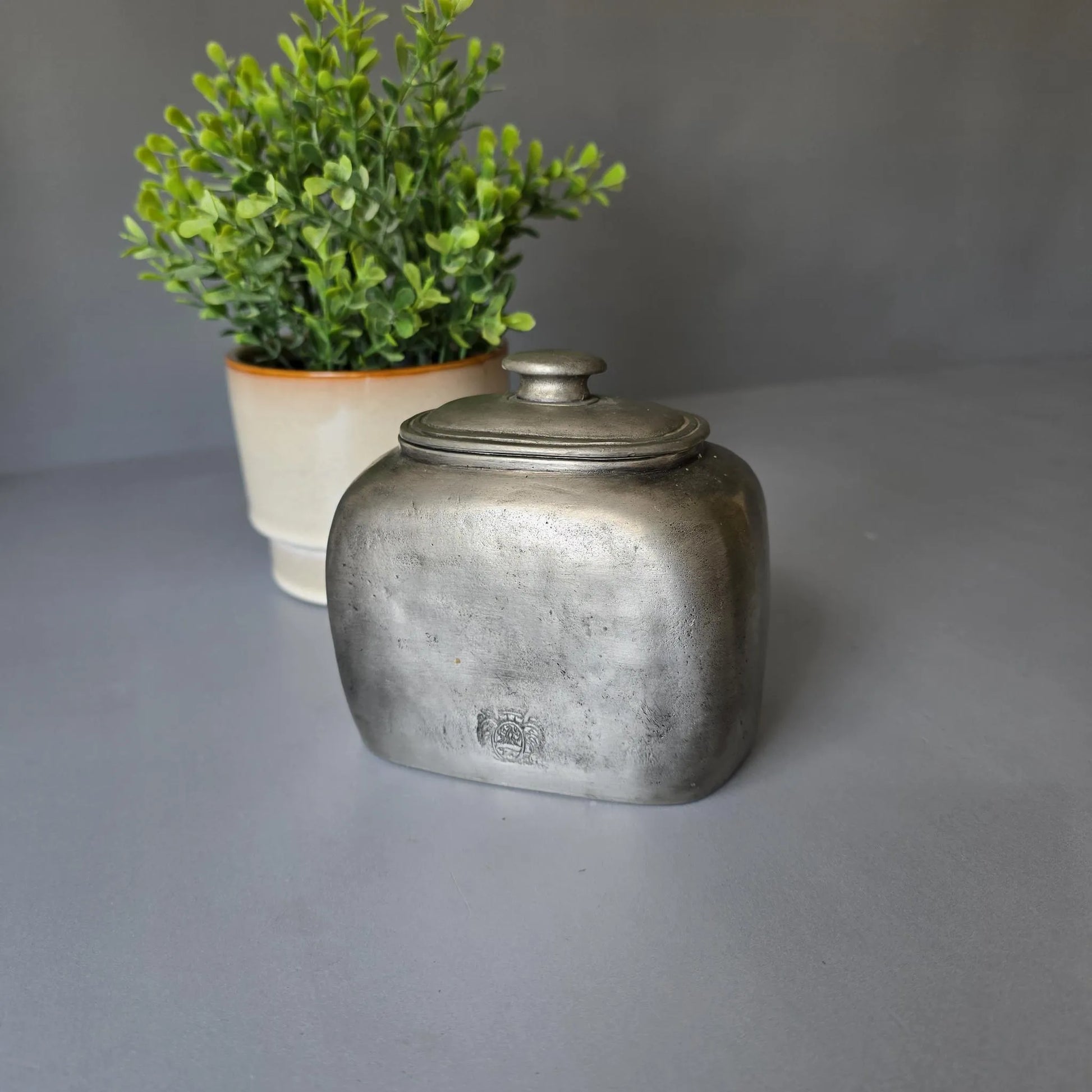 Alte Zinndose mit Deckel - 1736