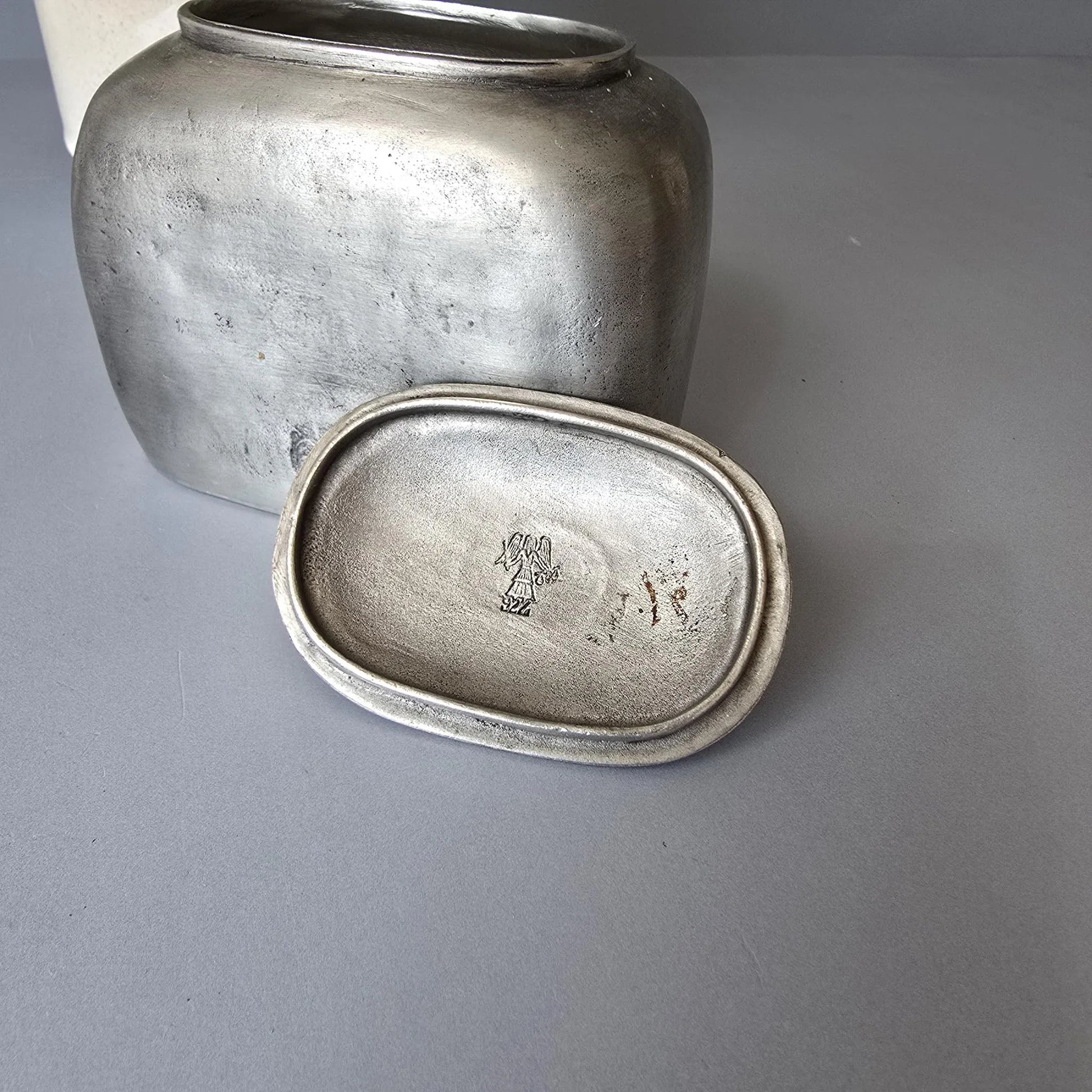 Alte Zinndose mit Deckel - 1736