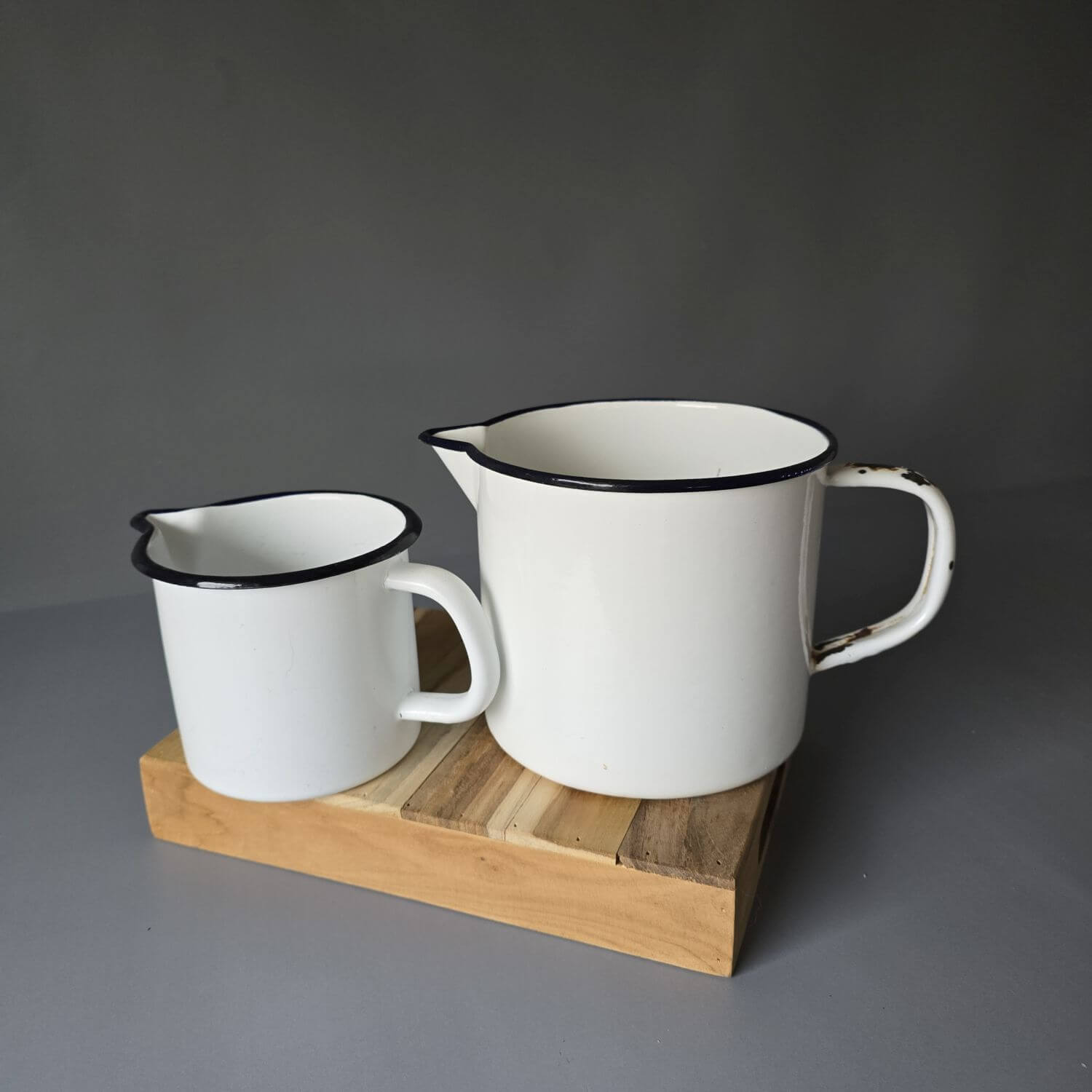 2 Vintage Emaille Kochtöpfe mit Ausgießer
