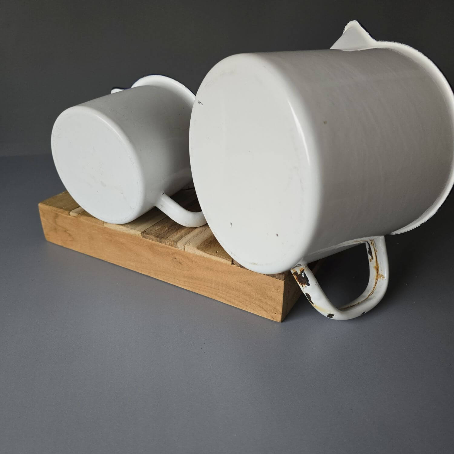 2 Vintage Emaille Kochtöpfe mit Ausgießer