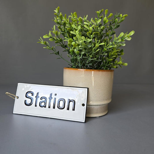 Vintage Emaille Schild "Station" in Weiß mit schwarzer Schrift