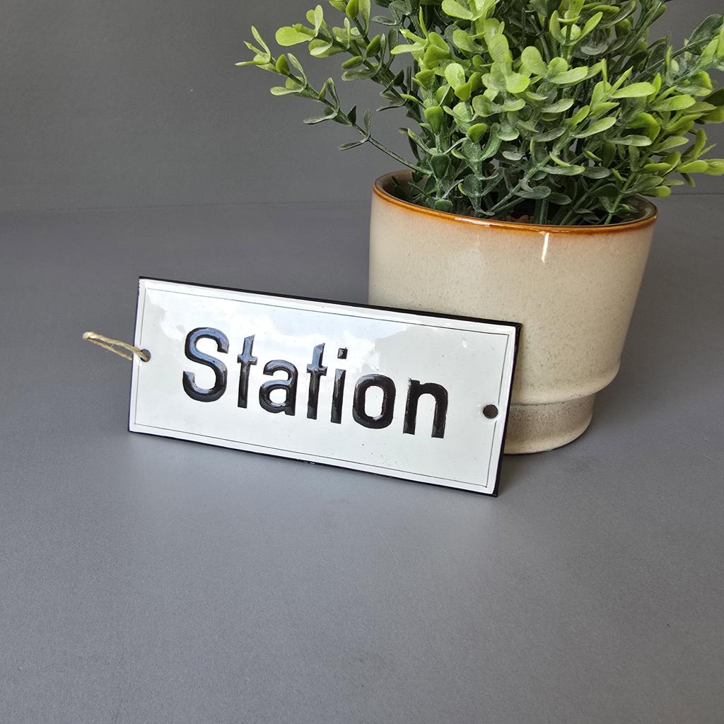 Vintage Emaille Schild "Station" in Weiß mit schwarzer Schrift