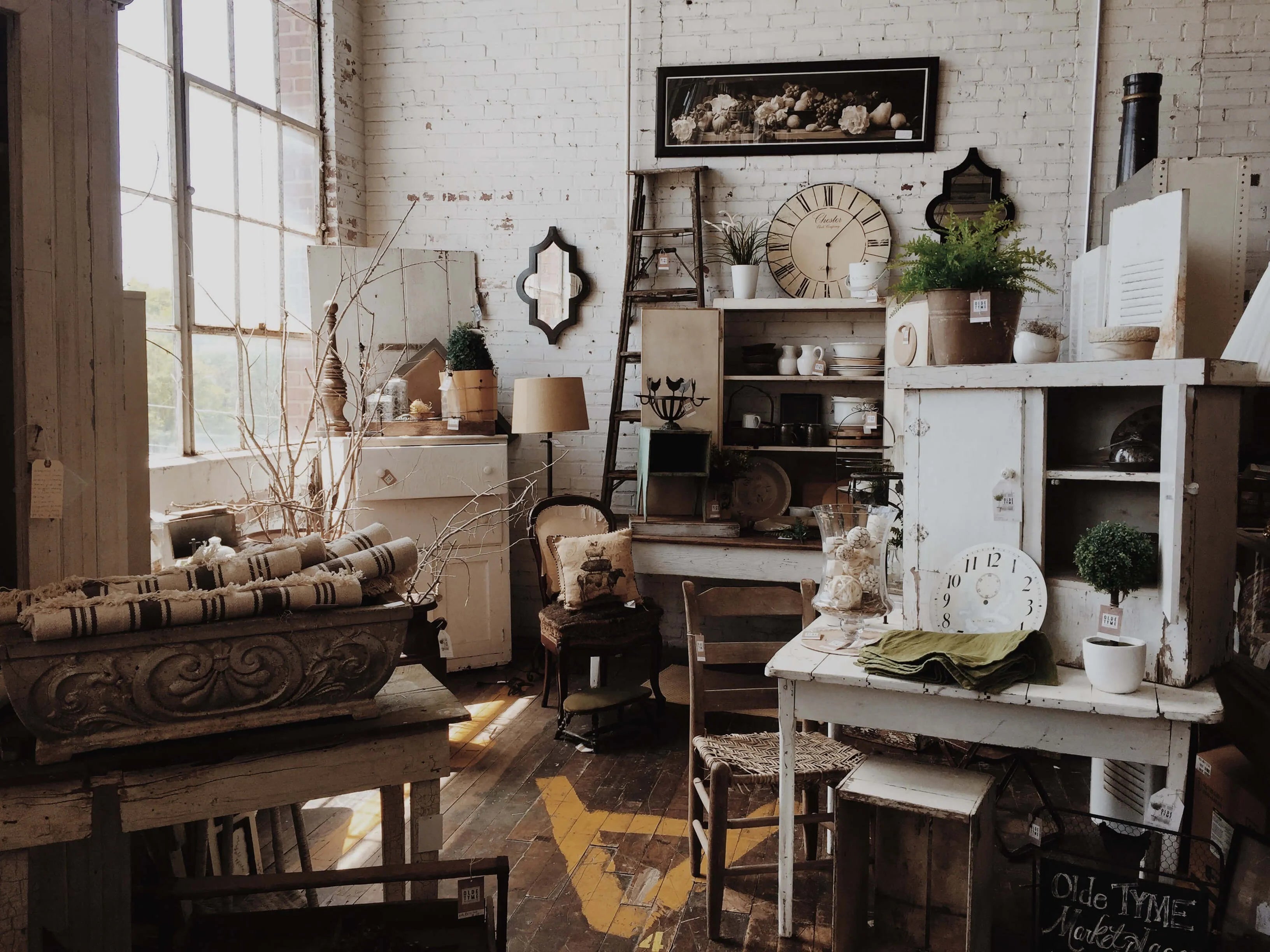 Raum mit shabby und secondhand Einrichtung und Deko