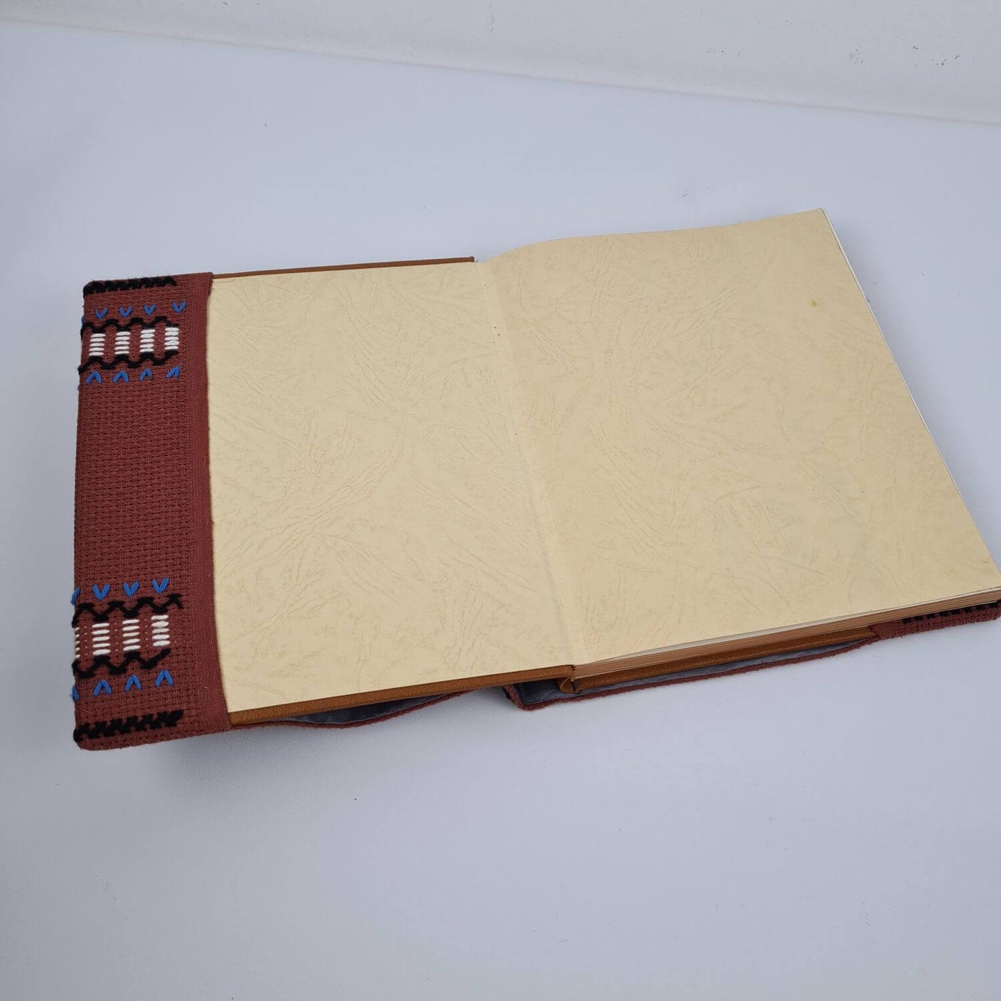 Gästebuch mit bestickter Hülle - 60er Jahre