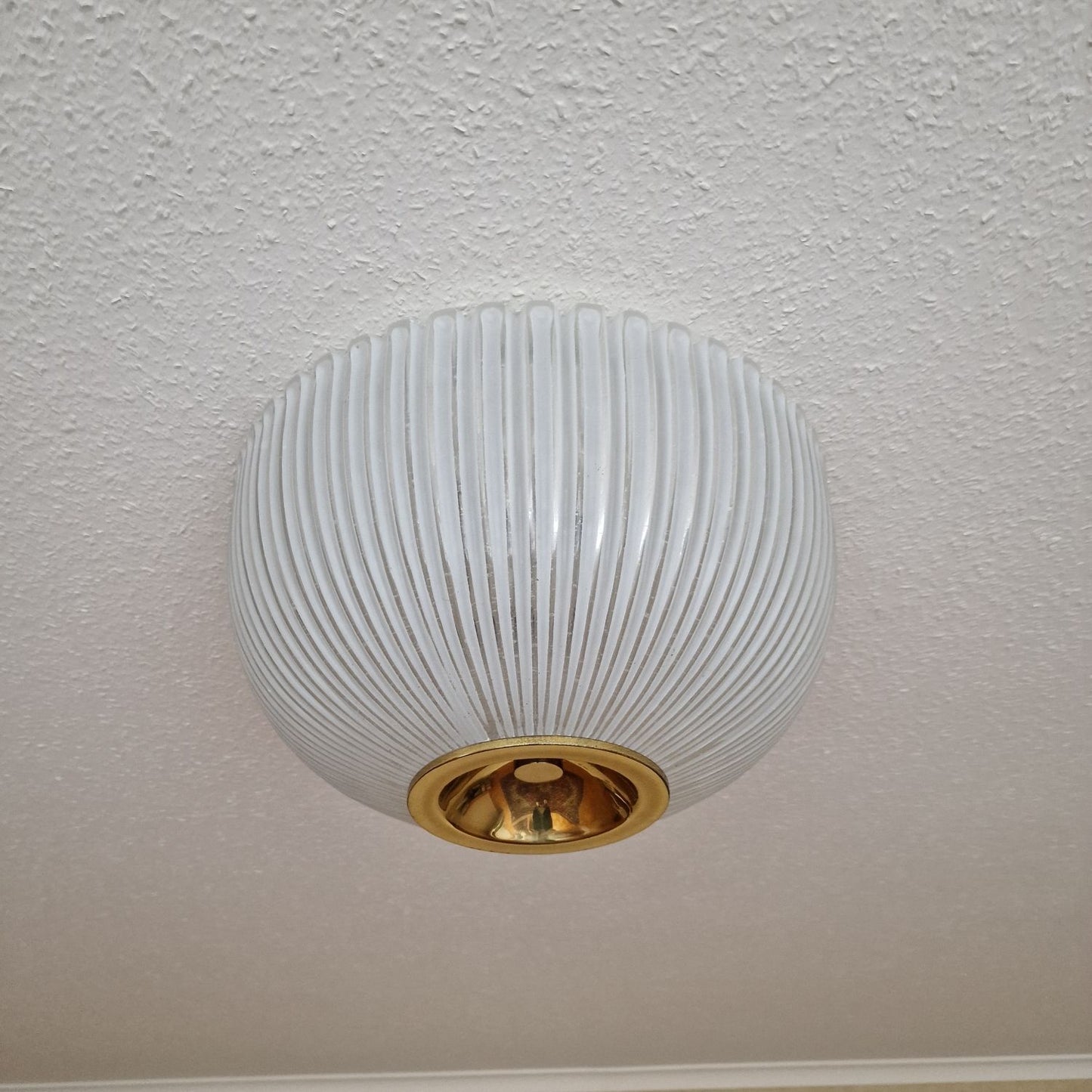Große Deckenleuchte Glashütte Limburg - Plissiertes Opalglas mit Messing - 40cm Durchmesser