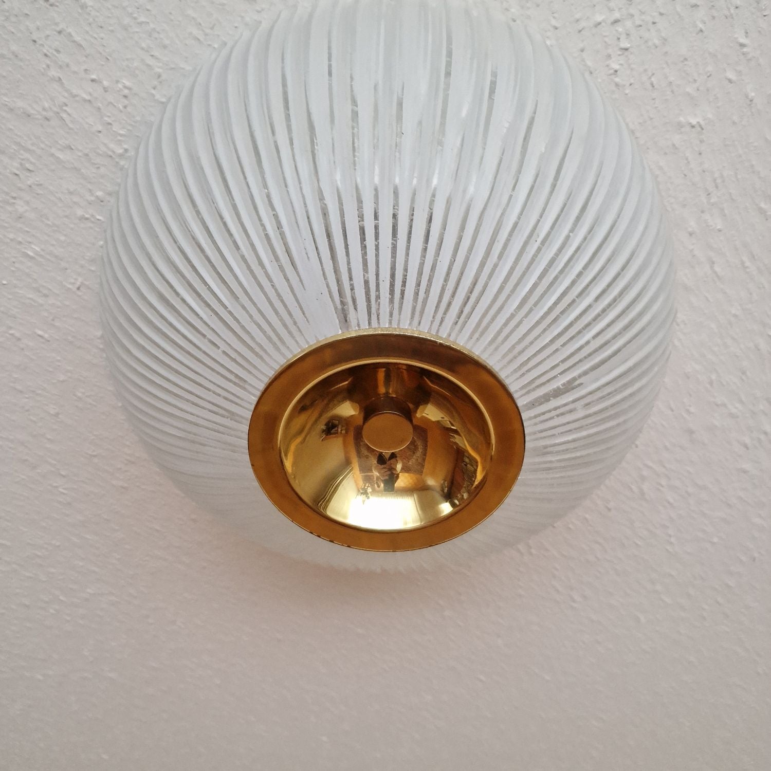Große Deckenleuchte Glashütte Limburg - Plissiertes Opalglas mit Messing - 40cm Durchmesser