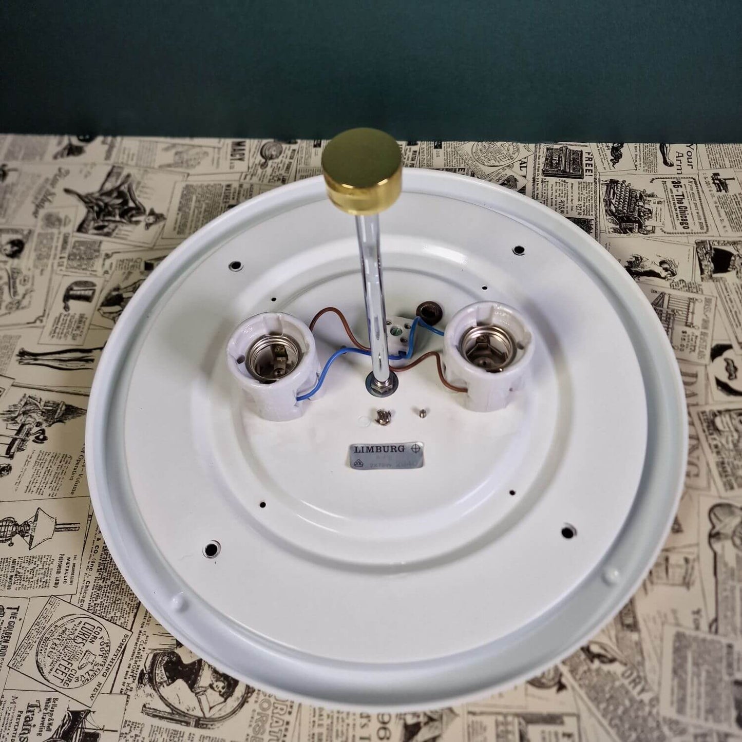 Große Deckenleuchte Glashütte Limburg - Plissiertes Opalglas mit Messing - 40cm Durchmesser