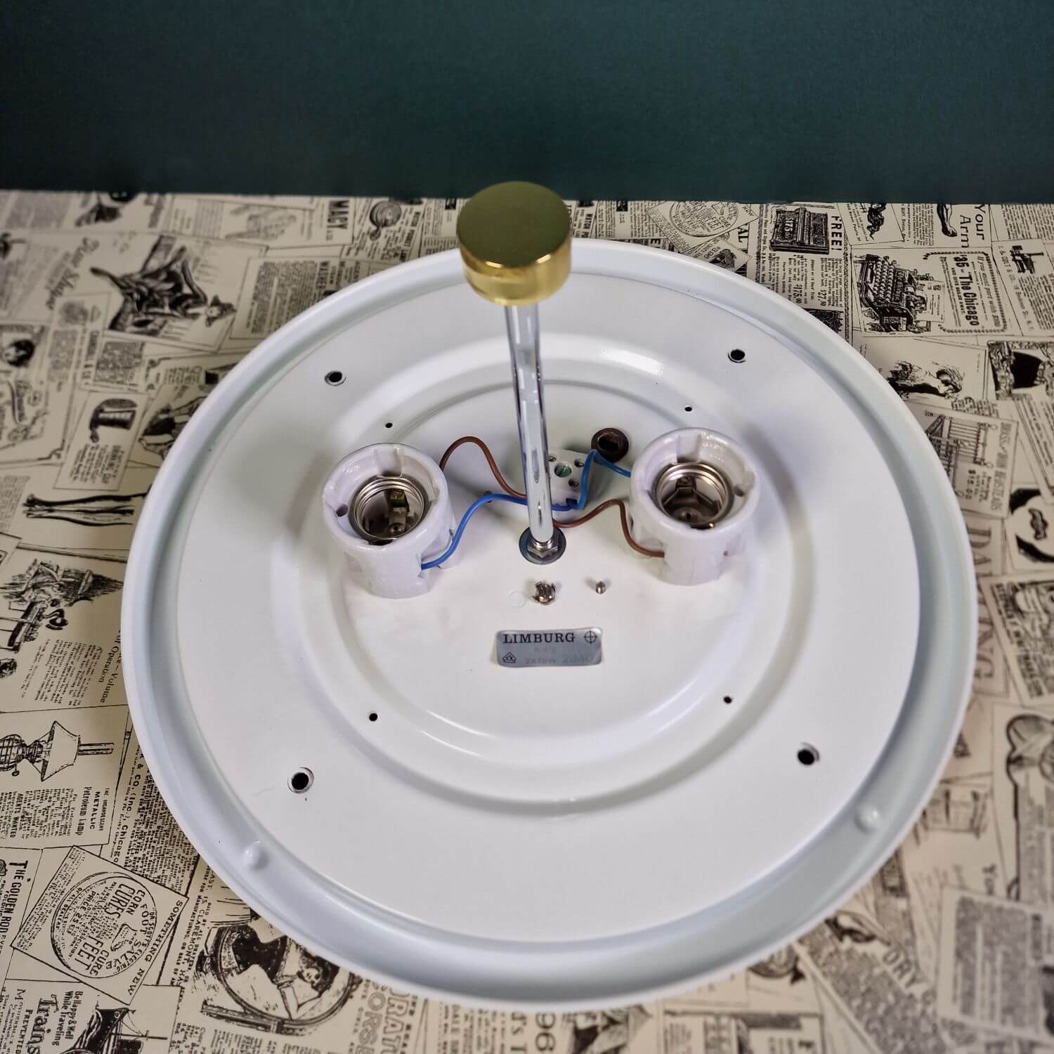 Große Deckenleuchte Glashütte Limburg - Plissiertes Opalglas mit Messing - 40cm Durchmesser
