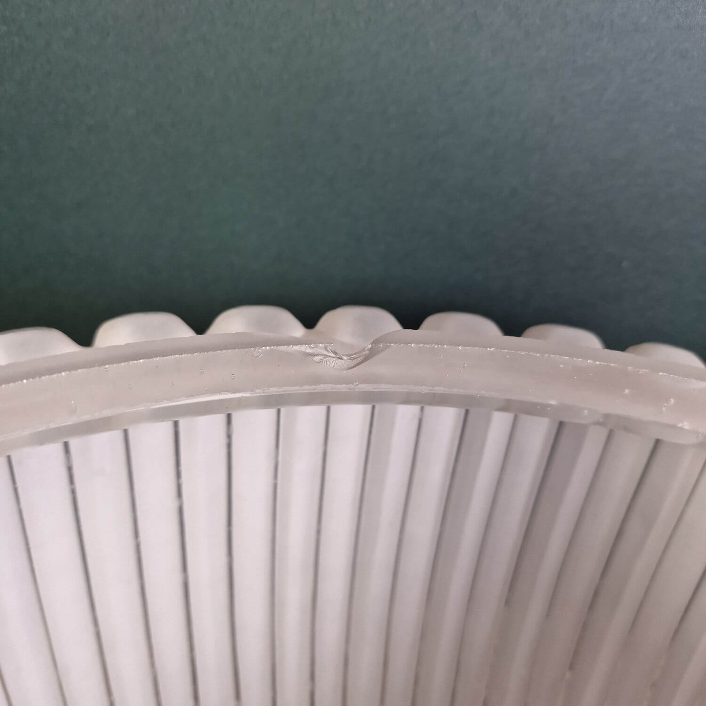 Große Deckenleuchte Glashütte Limburg - Plissiertes Opalglas mit Messing - 40cm Durchmesser
