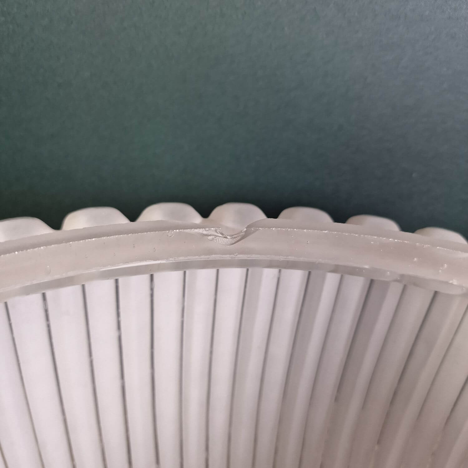 Große Deckenleuchte Glashütte Limburg - Plissiertes Opalglas mit Messing - 40cm Durchmesser