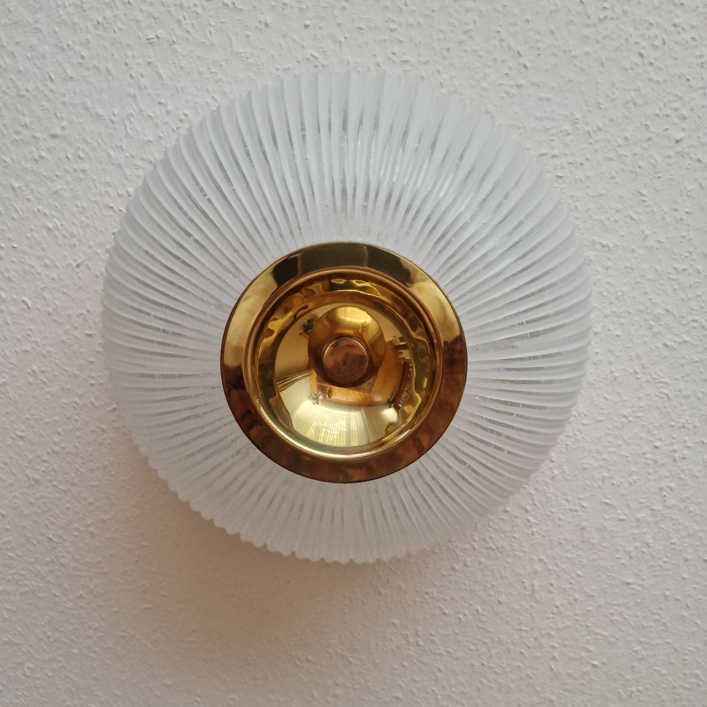 Große Deckenleuchte Glashütte Limburg - Plissiertes Opalglas mit Messing - 40cm Durchmesser