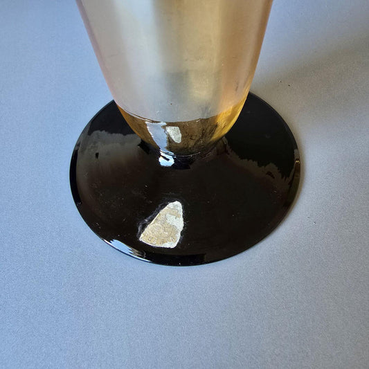 Böhmische Vase,  Bohemia irisierendes Glas, schlank mit schwarzem Fuß
