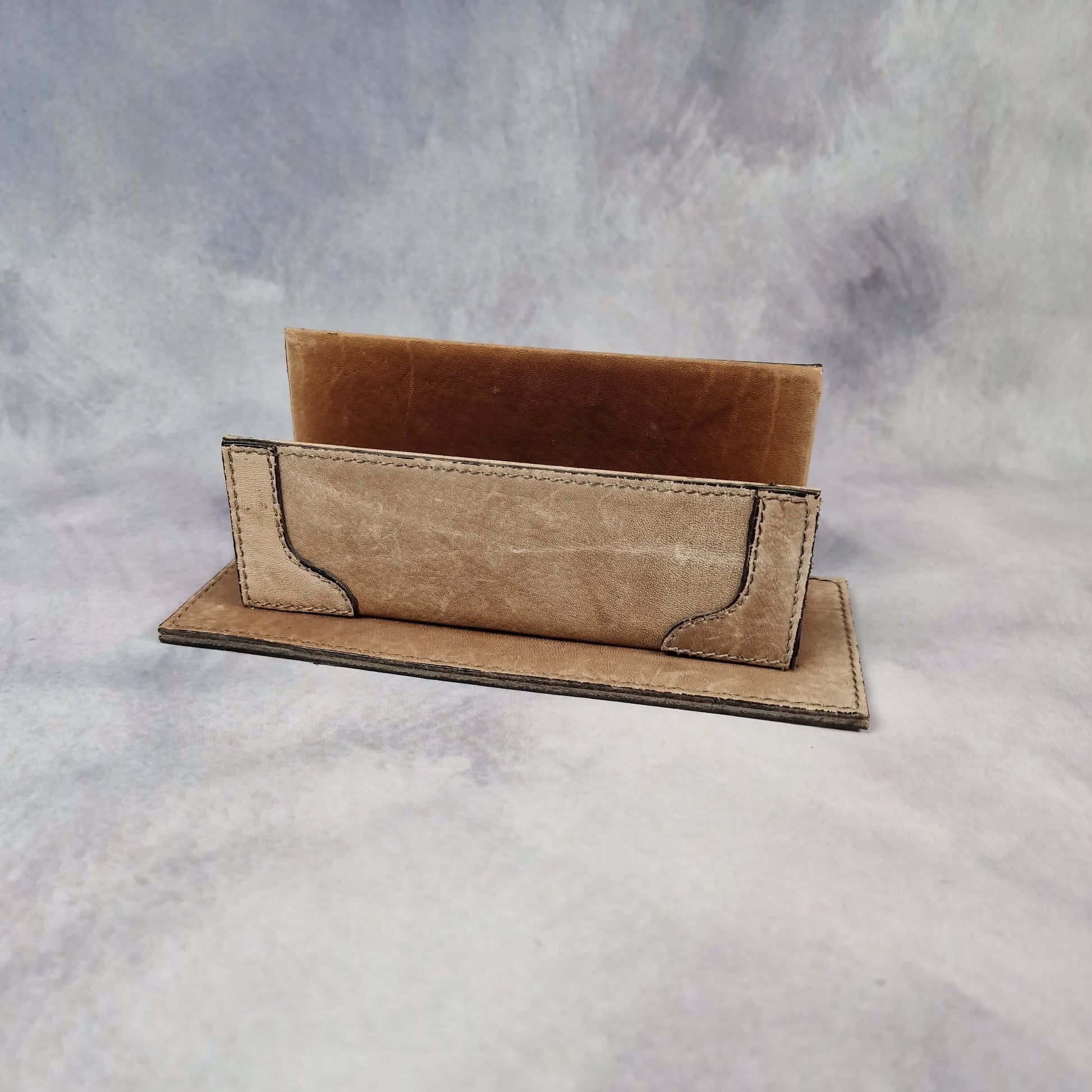 Goldpfeil Briefständer - Halter für Briefe - Leder Briefständer