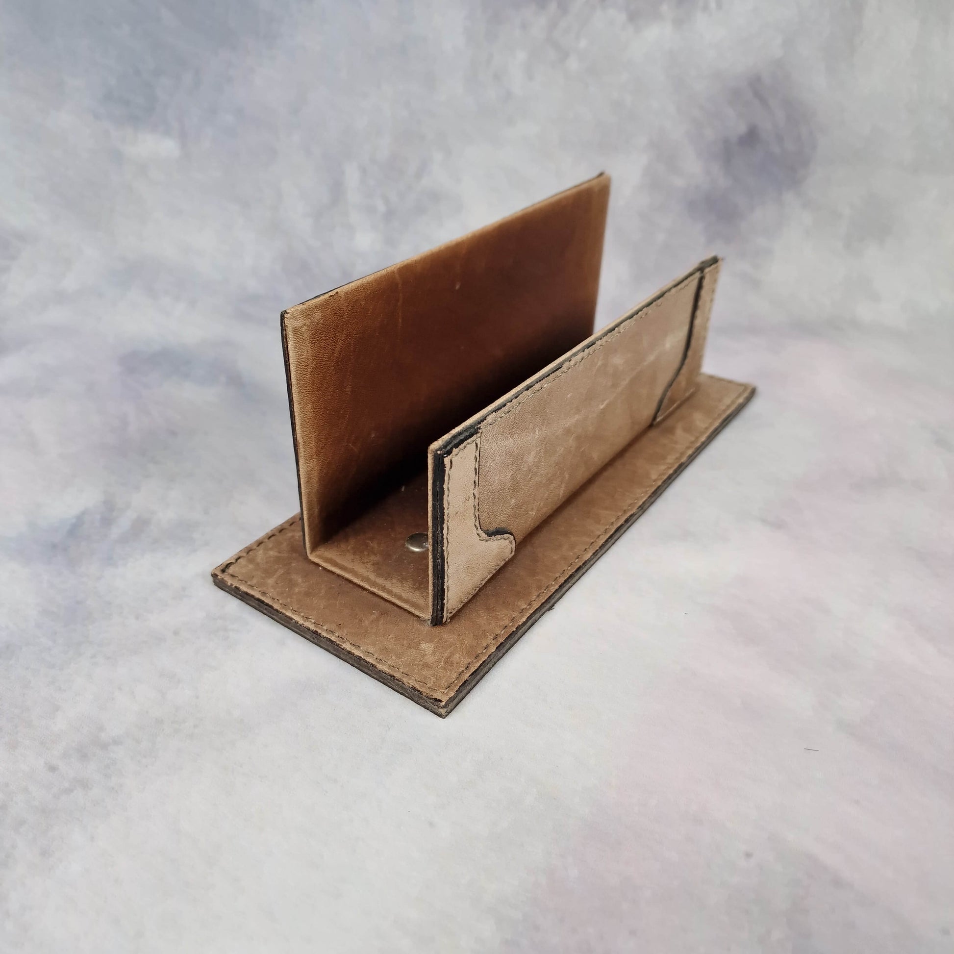 Goldpfeil Briefständer - Halter für Briefe - Leder Briefständer