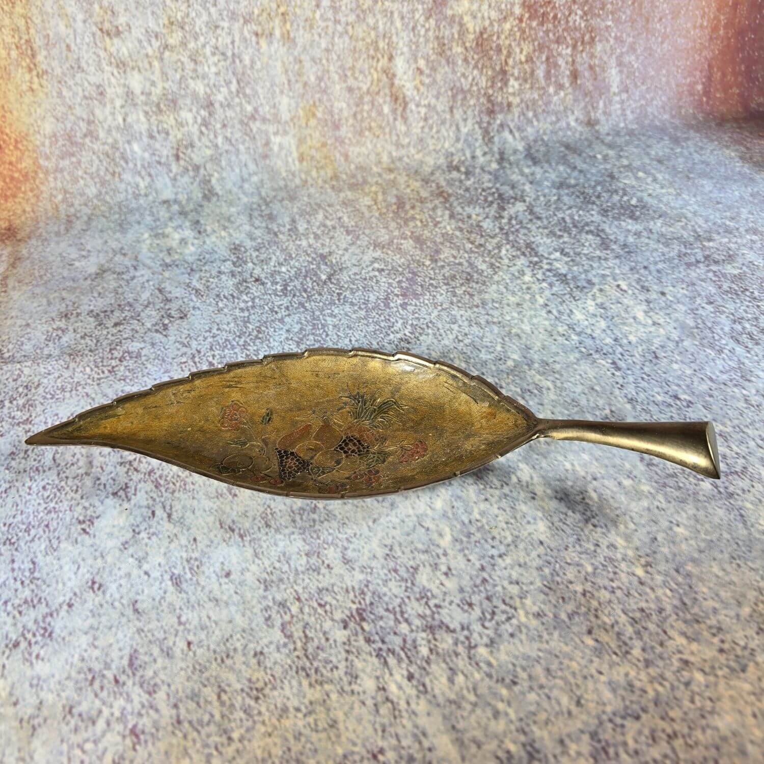 Dekorative Schale aus Messing in Form eines Blattes
